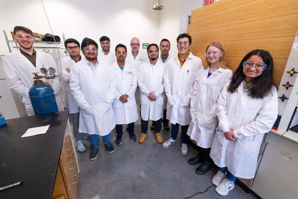 Jean-Philippe Tessonnier's research group in the lab.